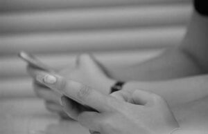 Zwei Personen mit Smartphone – Symbolbild für Internetsucht und Online-Abhängigkeit
